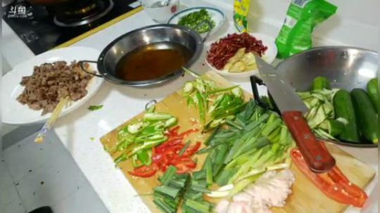 县城接陈哥送小乐。 2018-09-25 16点场