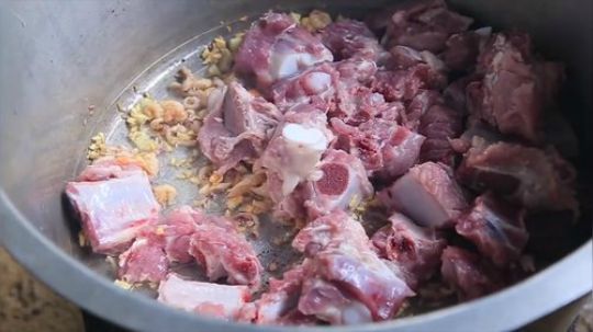 【荒野小姐姐】~野生小姐姐的排骨豆腐汤~流口水~