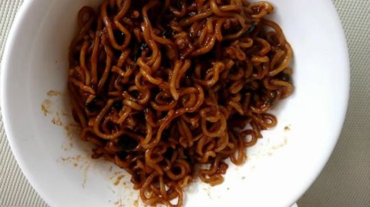【美食教程】超棒的韩国浣熊拉面+ 韩国chapaguri拉面