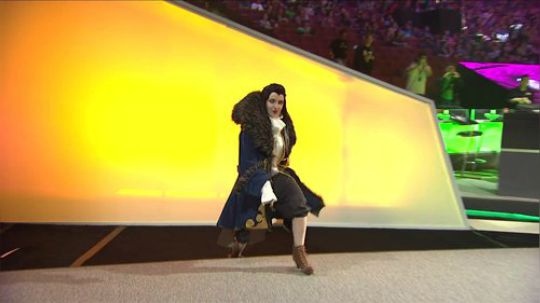 Ti8 正赛第五日 cosplay表演