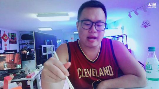 大牙:吃个饭.晚上OW噜。 2018-09-26 16点场