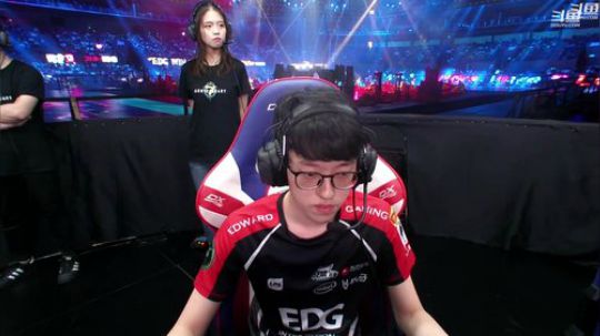 我在斗鱼看英雄联盟官方赛事直播英雄联盟