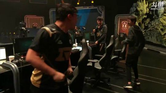 我在斗鱼看英雄联盟官方赛事直播英雄联盟