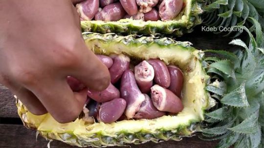 【荒野熊孩】极致黑暗的料理-凤梨煲鸭心！