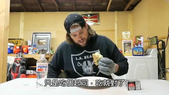 【别点】洛杉矶小哥 挑战活蛆奶酪！