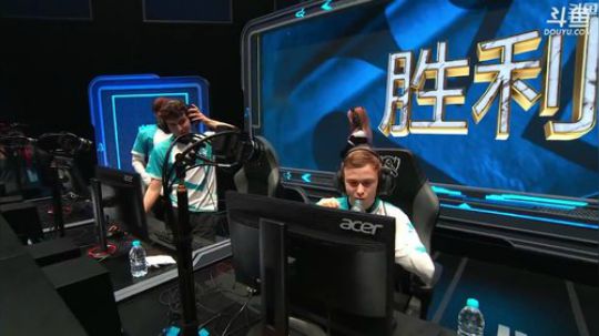 我在斗鱼看英雄联盟官方赛事直播英雄联盟