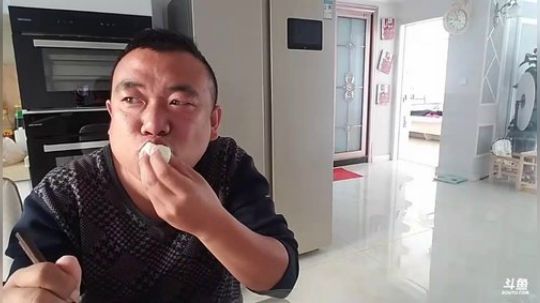 我在斗鱼看主播小黑亮亮直播美食