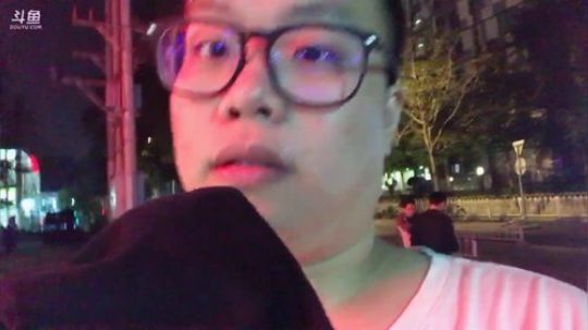 大牙:出去溜达啦。 2018-10-04 19点场
