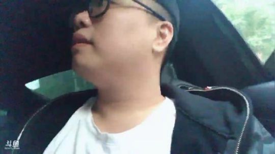 大牙:出去溜达啦。 2018-10-04 17点场