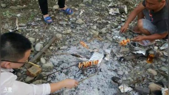 航拍水下摸鱼。 2018-10-04 16点场