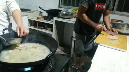 美食：烤鱼干锅河蚌 2018-10-04 18点场