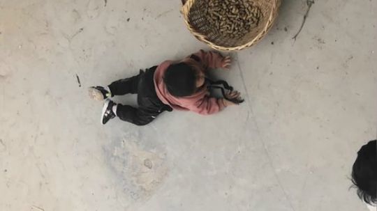 今天白天偷偷拍的 算是露脸了 备注 她可是女孩子啊！