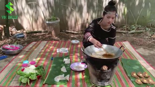 【荒野小姐姐】~小姐姐的越式鸡冠饺~