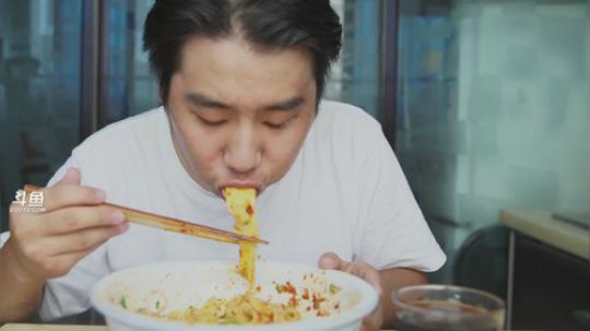 我在斗鱼看野食小哥直播美食