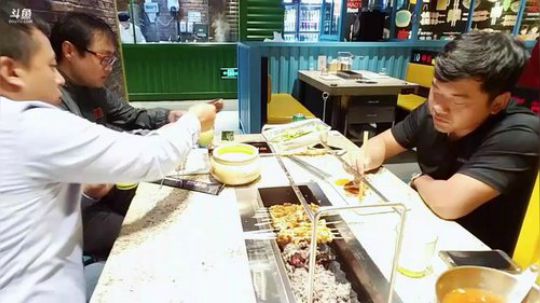明天回家了，聊聊天吧。 2018-10-15 22点场