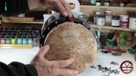 手工达人用树瘤和树脂制作出剔透的球体，像一颗颗梦幻的小世界