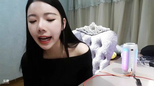 小姨子：今天好像邮件很多哦 2018-10-19 20点场