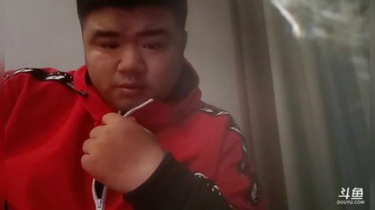 我在斗鱼看做个疯子直播户外