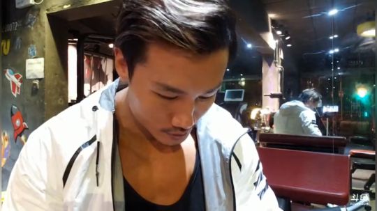 下午练个肩，晚上想再练二头 2018-10-20 17点场