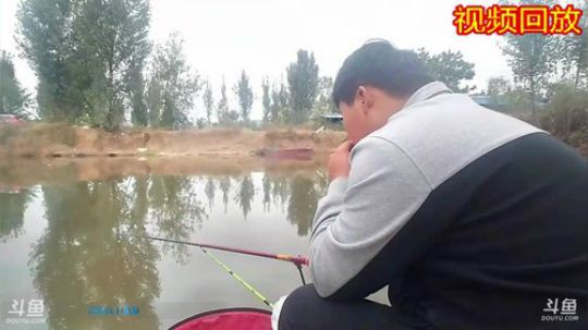 我在斗鱼看贱贱钓鱼直播户外