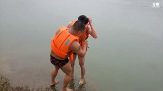 带水友水库生活睡猪圈。 2018-10-20 14点场