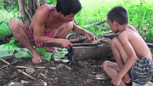 【荒野虫哥】父子俩把鸡脑袋烤熟后啃得是津津有味.
