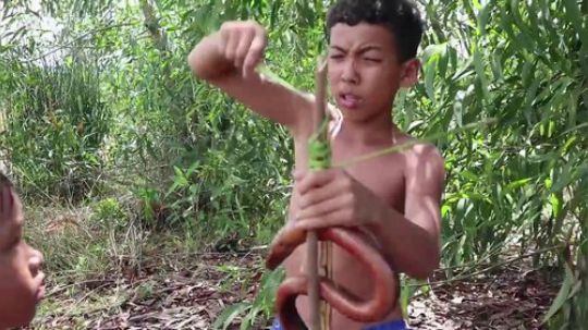 【荒野戏精】~哥哥带着小可怜抓鳝鱼~这鳝鱼好灵活~像蛇一样