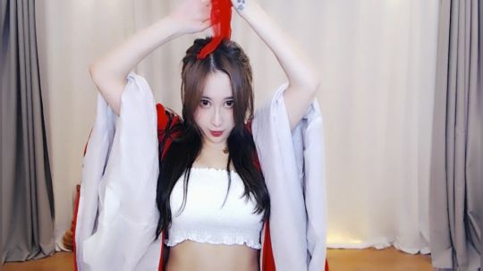 燕落庭前问君愁发布了一个斗鱼视频2018-10-23