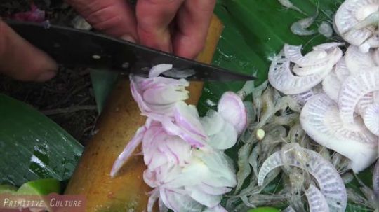 【荒野虫哥】用香蕉树吃生淡水虾