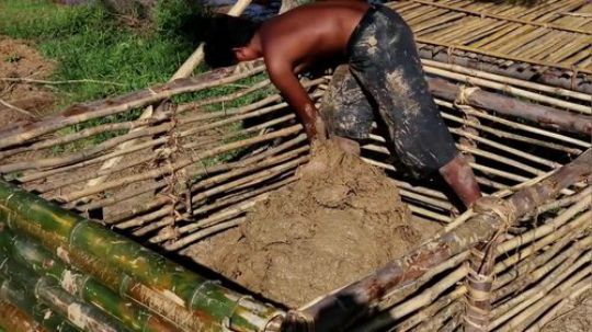 原始的生活 越南小哥的露天泳池