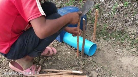 【柬埔寨熊孩子】超级小孩无聊抓条小蛇来玩一玩