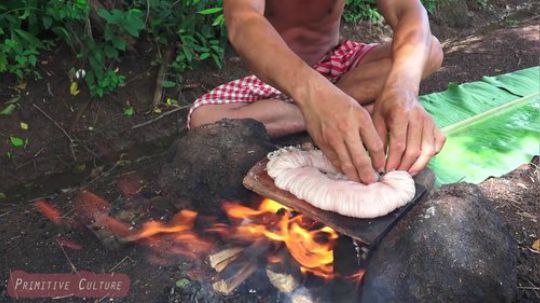 【荒野虫哥】在森林里吃午饭，在岩石上熬猪肠