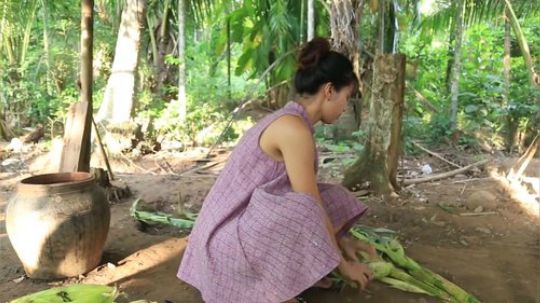 【野炊姐妹】~小姐姐烤玉米还刷浆~看不懂~