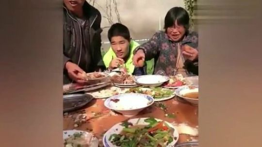 农村流水席太强了上一盘秒一盘 小伙全程懵逼