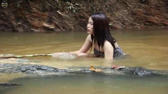 【原始生活体验】河里捉乌龟的女孩