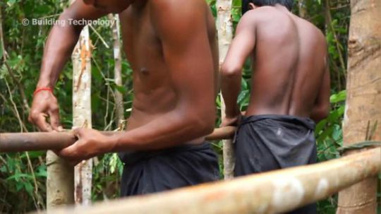 原始生活 两越南小哥的寨子