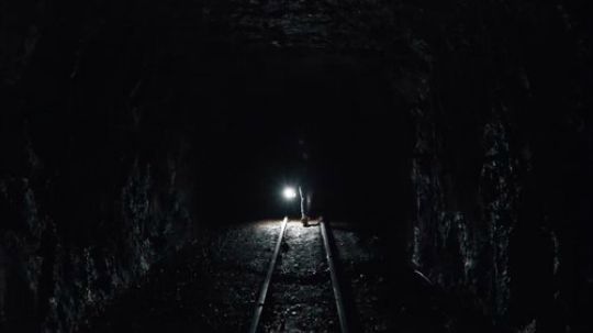 野外探险 探索被遗忘多年的铁矿