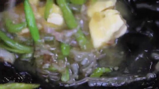 印度老哥花100美元买的山羊脚来做菜.