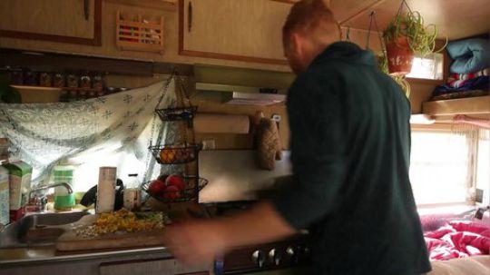 极简主义小夫妻过房车旅居车生活一个月只花费1800.