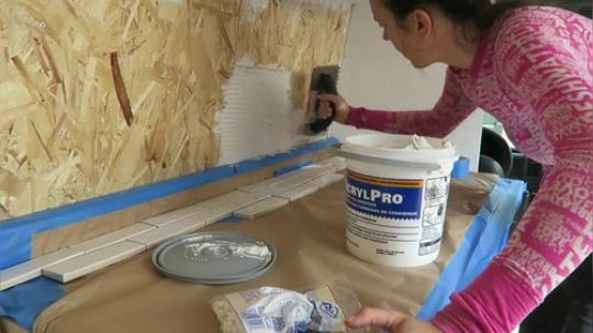 【Eamon & Bec】30天内将面包车改造成可居住的露营