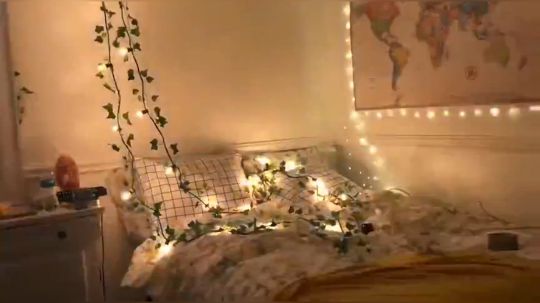 把昏暗过时的卧室改造成暖色系美屋！