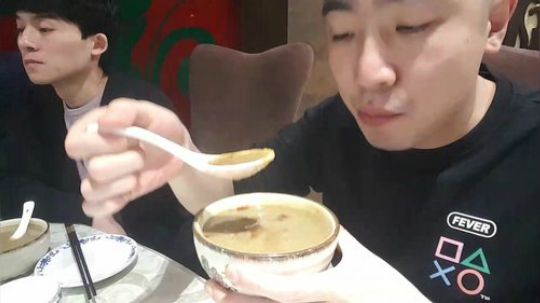 我在斗鱼看小主播无尽直播美食