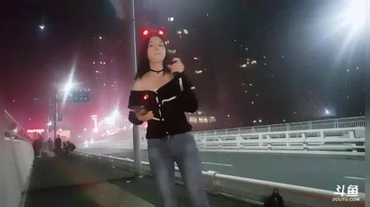 我在斗鱼看周馨馨直播户外