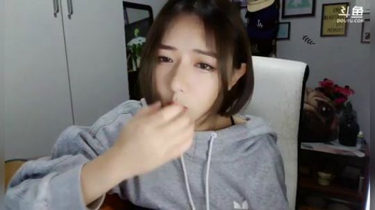 烙铁扎心了发布了一个斗鱼视频2018-10-31