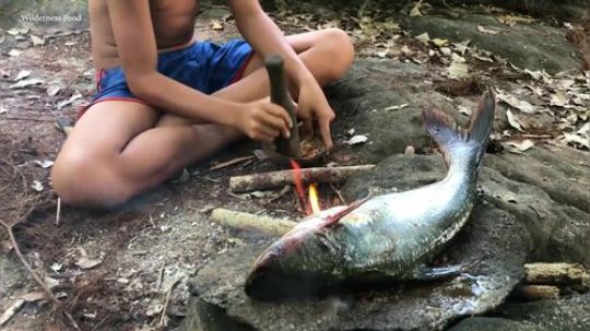 【荒野次世代】~石板烤大鱼~鱼内脏也可以吃？生猛~