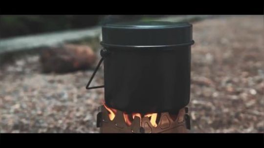 在篝火上做饭的男人！
