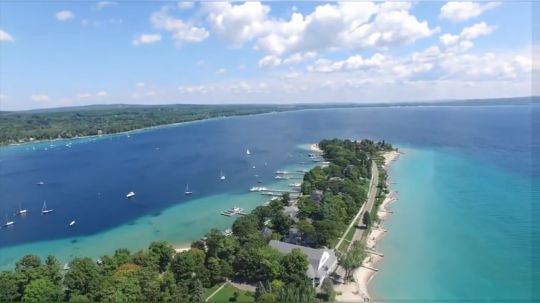 -豪宅欣赏-在密歇根州Harbor Springs的美丽滨湖