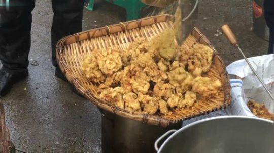 别嫌环境差，农村的酒席就是这样，这样才有那种气氛那种感觉！