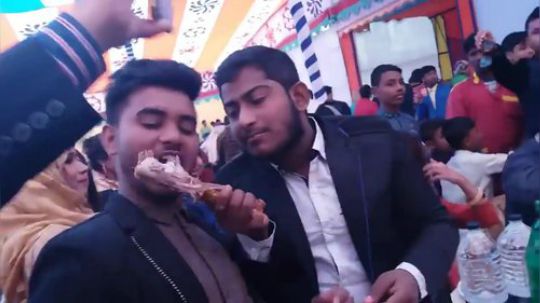 印度婚宴上演抢肉大战，新郎反应慢当场懵了。。。