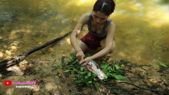 - 柬埔寨大自然厨房 - 河边美丽女孩烹饪